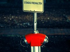 Dinas Damkar Banyuwangi Evakuasi Longsor di Gudang