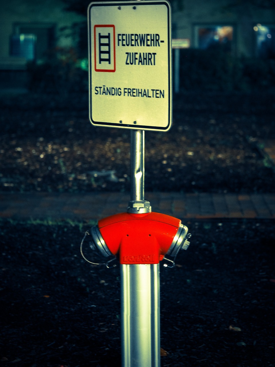 Dinas Damkar Banyuwangi Evakuasi Longsor di Gudang